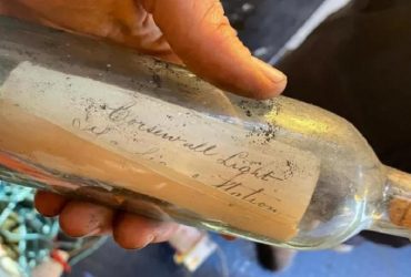 Послання в пляшці знайшли в стіні маяка через 132 роки: що в ньому було (відео)