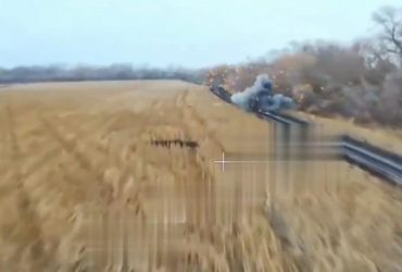 Российский Ланцет попал в украинский БТР Stryker: чем завершилась атака (видео)