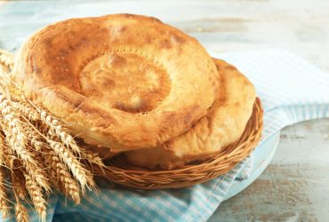 Гарячі коржики до столу: як швидко приготувати хліб вдома