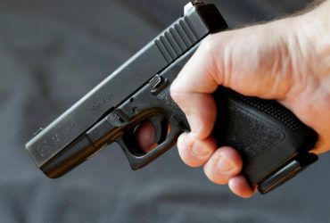 На Закарпатті чоловік стріляв біля будівлі ТЦК: чого він домагався (відео)