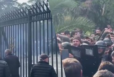 В окупованій Абхазії протести: люди ломляться до парламенту через угоду з РФ (відео)