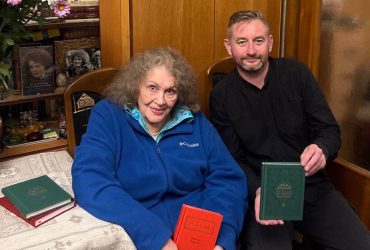 Ліна Костенко у блакитній блузі та з макіяжем: Жадан показав рідкісне фото поетеси