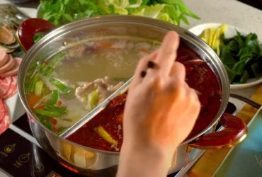 Шеф-кухар назвав приправу, яку ніколи не варто додавати в гарячий бульйон