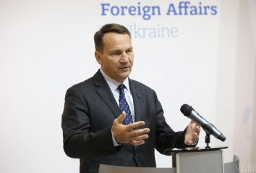 Якій брехні ми повинні вірити?: Сікорський висміяв російський наратив про дрони в Польщі