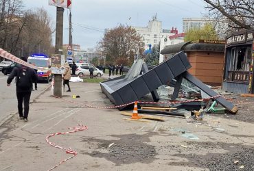 У Хмельницькому п’яний водій спровокував ДТП та влетів у зупинку: троє загиблих (фото)