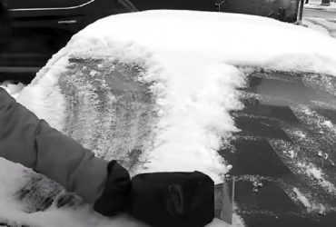 Как быстро разморозить лобовое стекло авто: эксперт дал неожиданный совет