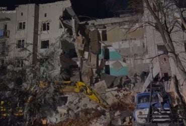 Россияне ударили по общежитию в Глухове: есть погибшие и раненые, среди них - дети (видео)