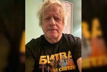 Борис Джонсон поддержал Украину в футболке Битва за свет
