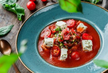 Невероятное сочетание: повар поделилась рецептом вкусного супа с жареной фетой