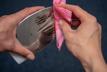 Понадобится всего одно чудотворное средство: стало известно, как отчистить нагар с утюга