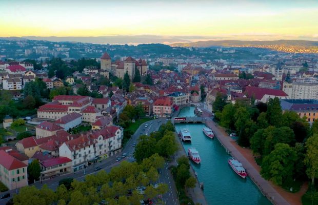 Венеція посеред Альп: доступне середньовічне місто у Франції без натовпів туристів