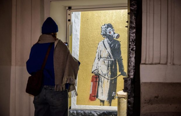 Поруч з давньоруським графіті: мурал Бенксі з Гостомеля перенесли до Лаври (фото)