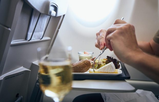 "Це огидно": названо авіакомпанії світу з найгіршою їжею на борту