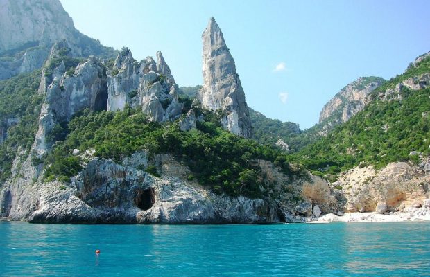 Люди доживають до 100 років: названо неймовірний острів в Італії, який має "блакитну зону"