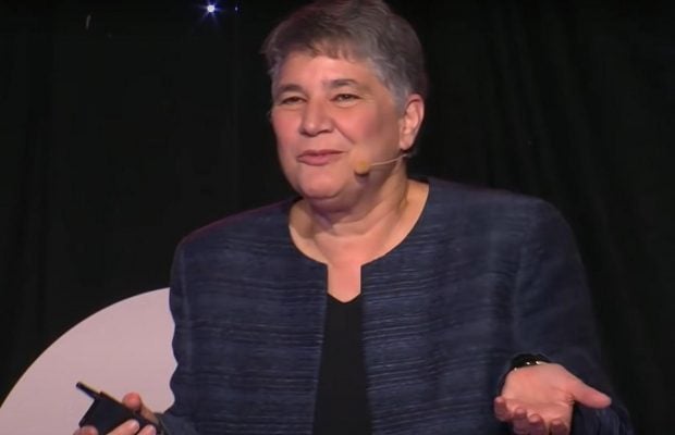 71-летняя женщина никогда не имела серьезных отношений и рада этому: в чем ее секрет