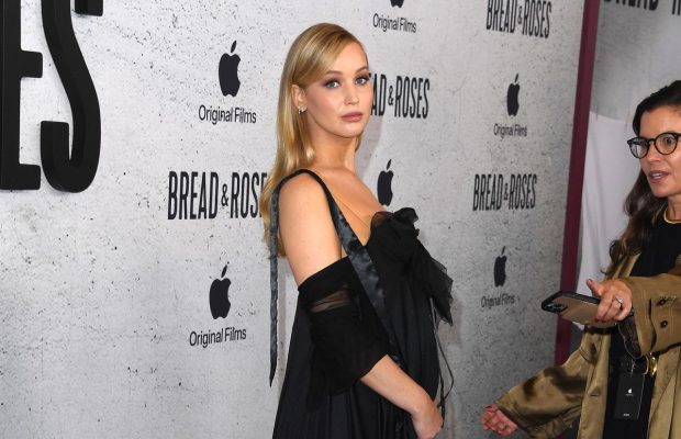 Округлий живіт та чорна сукня: зірка "Голодних ігор" з'явилася на прем'єрі фільму