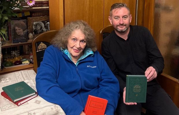 Лина Костенко в голубой блузке и с макияжем: Жадан показал редкое фото поэтессы