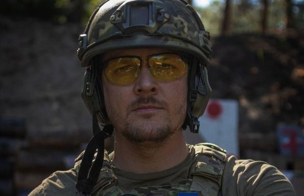 Відомий співак-воїн зі сльозами на очах відповів, чому не говорить з дружиною про війну