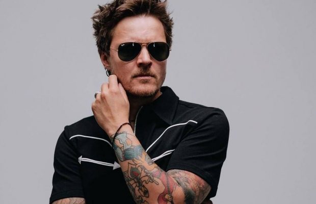 Відомий український співак назвав суму, яку заробляє за рік