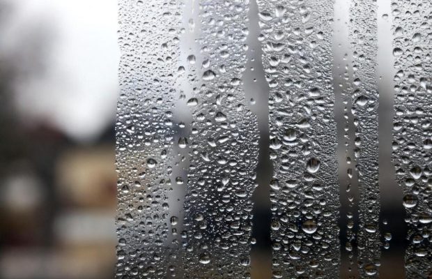 Почему сильный конденсат на окнах и как от него избавиться: советы от экспертов