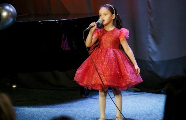 Донька відомого телеведучого заспівала на сцені