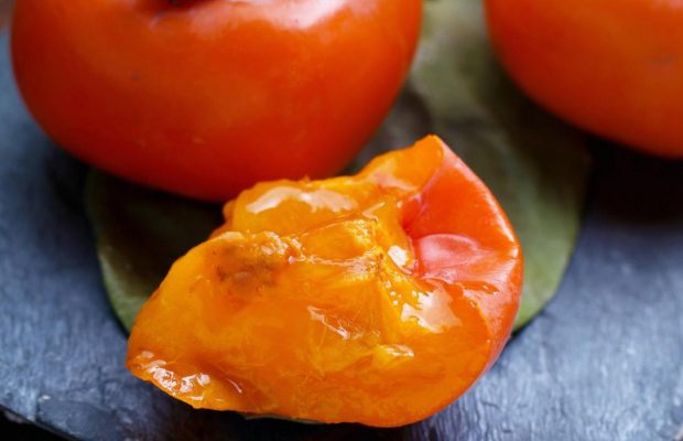 Как нужно есть хурму: с кожурой или без