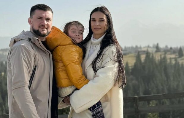 Репер-воїн Ярмак вперше за довгий час показався з дружиною та привітав її зі святом