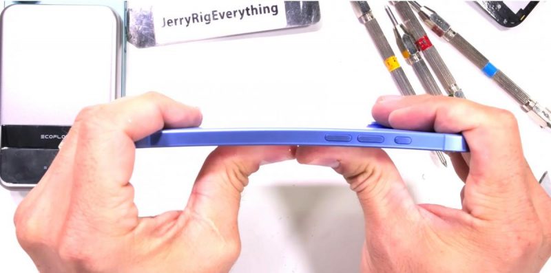 JerryRigEverything протестировал на прочность iPhone 16 и остался доволен / Скриншот с видео JerryRigEverything протестировал на прочность iPhone 16 и остался доволен / Скриншот с видео