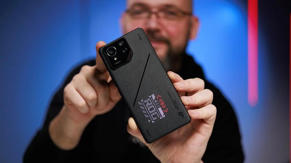 Asus ROG Phone 9 Pro - найпотужніший смартфон на сьогодні / фото PhoneArena Asus ROG Phone 9 Pro - найпотужніший смартфон на сьогодні / фото PhoneArena