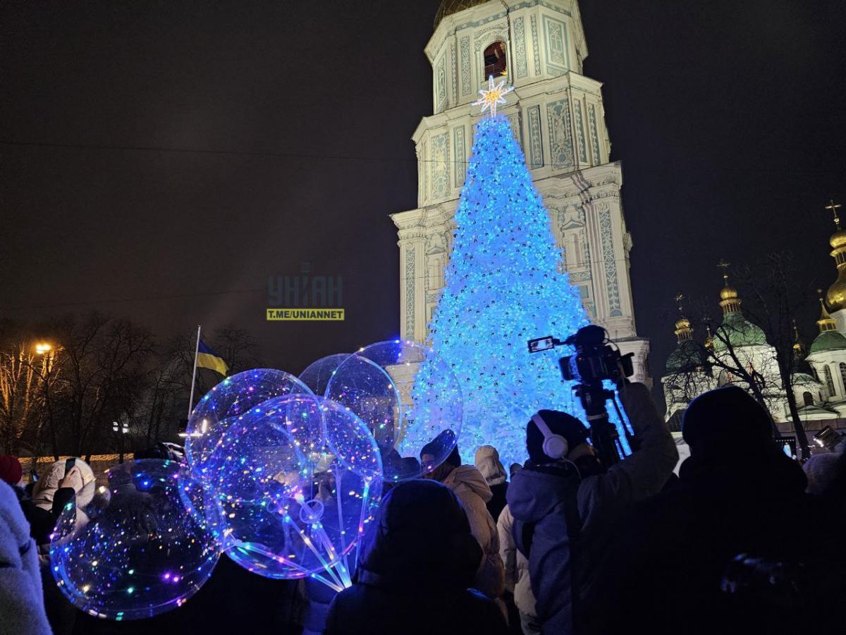 В Києві запалили головну новорічну ялинку країни / фото УНІАН В Києві запалили головну новорічну ялинку країни / фото УНІАН