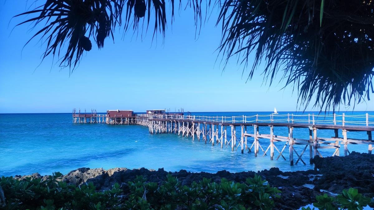 Пірс готелю Essque Zalu Zanzibar, коли океан підходить / фото Марина Григоренко