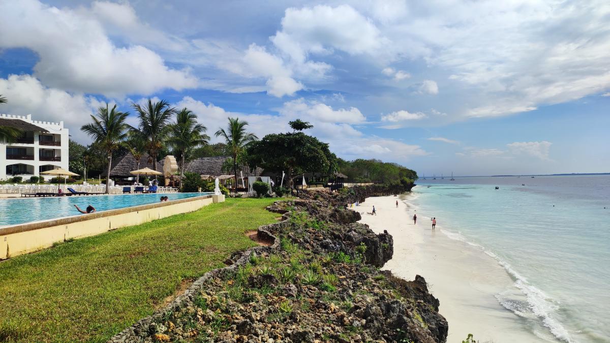 Пляж біля готелю The Royal Zanzibar Beach Resort, коли відходить вода / фото Марина Григоренко