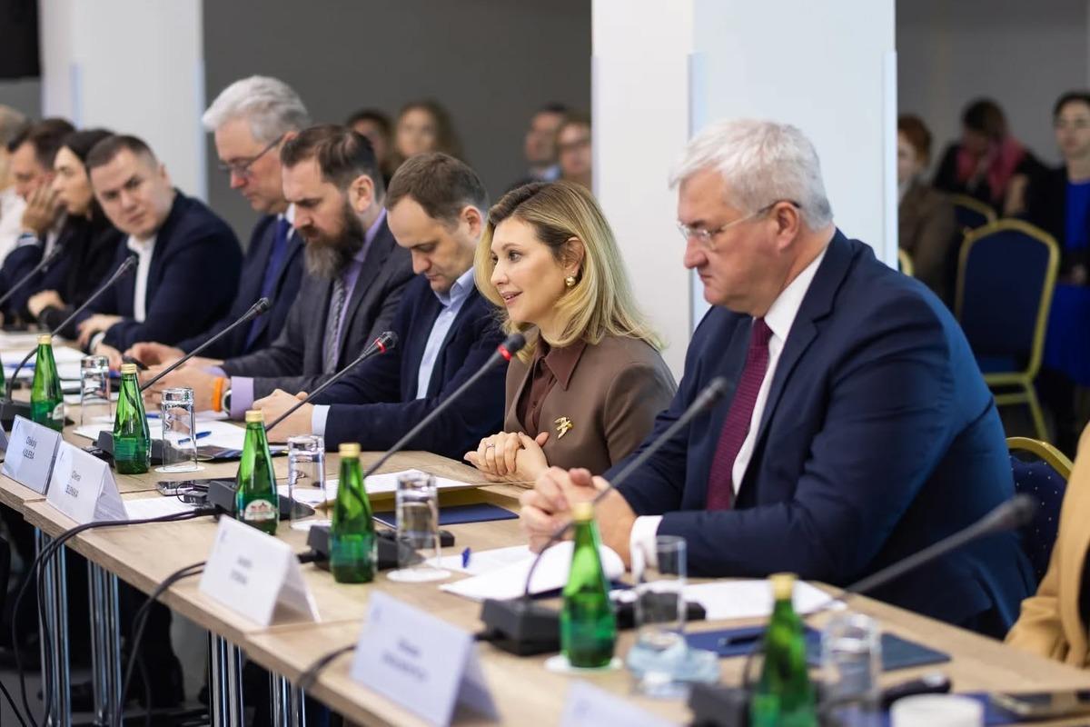 Перша леді України для зустрічі обрала коричневу сорочку з елегантним коміром / Скріншот Instagram Перша леді України для зустрічі обрала коричневу сорочку з елегантним коміром / Скріншот Instagram