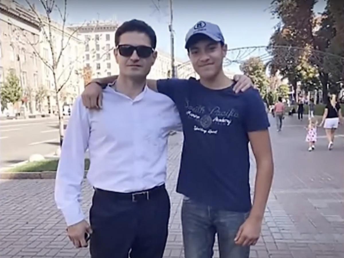 Ахтем Сеитаблаев с сыном Селимом / скриншот из видео Ахтем Сеитаблаев с сыном Селимом / скриншот из видео