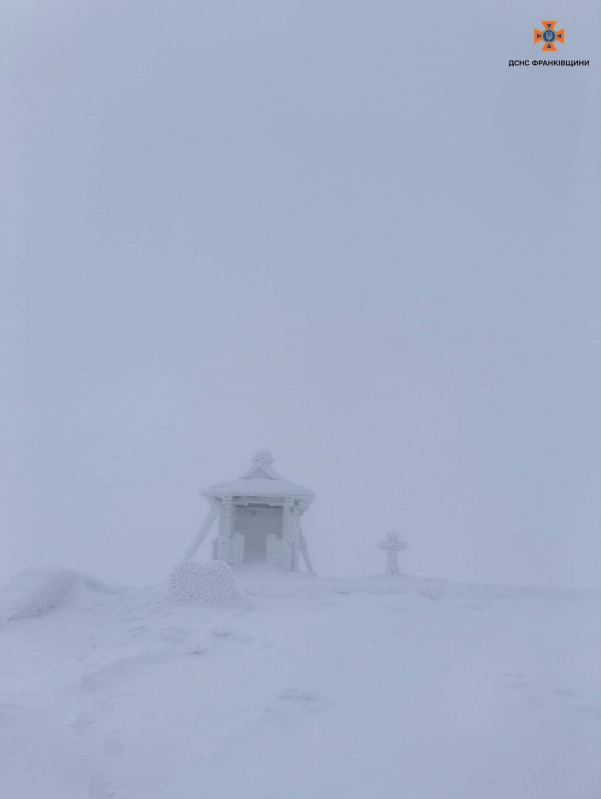 В Карпатах настоящая зимняя непогода / фото ГСЧС Ивано-Франковской области В Карпатах настоящая зимняя непогода / фото ГСЧС Ивано-Франковской области