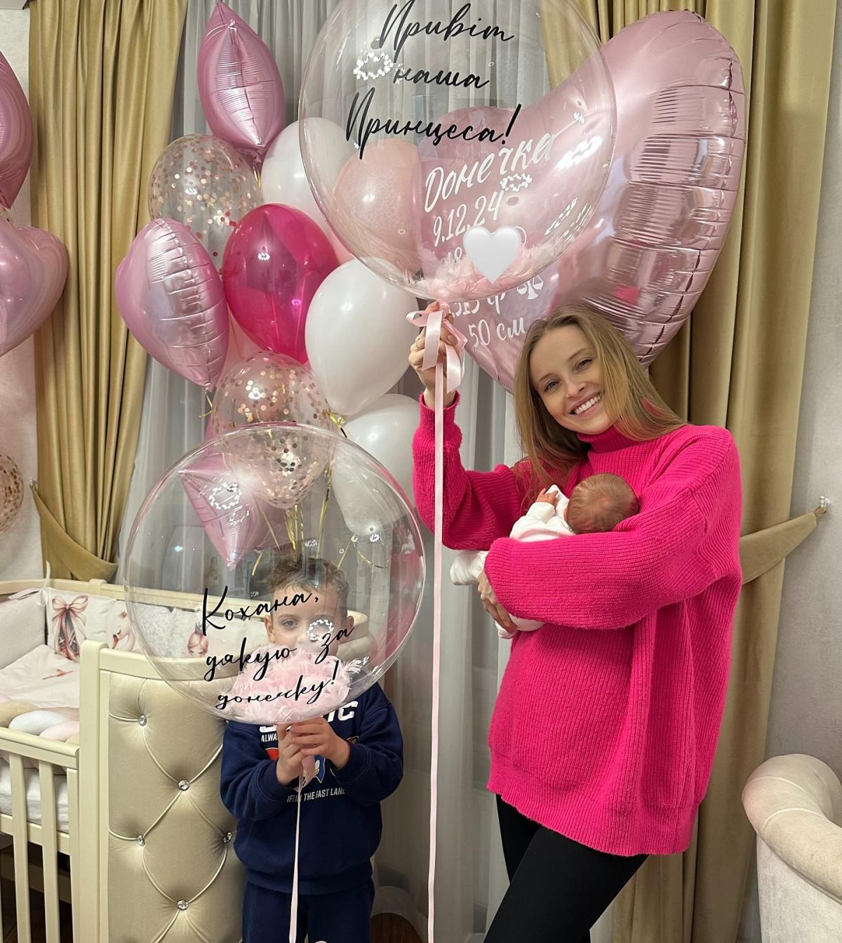 Акторка позує із донечкою та сином / Скріншот Instagram Акторка позує із донечкою та сином / Скріншот Instagram