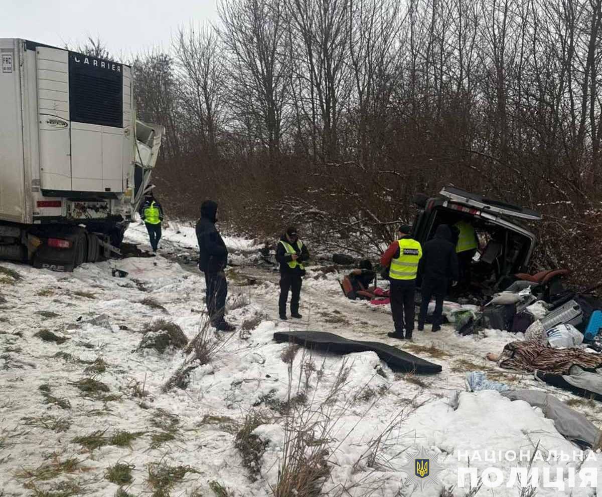 Возле Львова в ДТП погибли семь человек / фото Нацполиции Возле Львова в ДТП погибли семь человек / фото Нацполиции