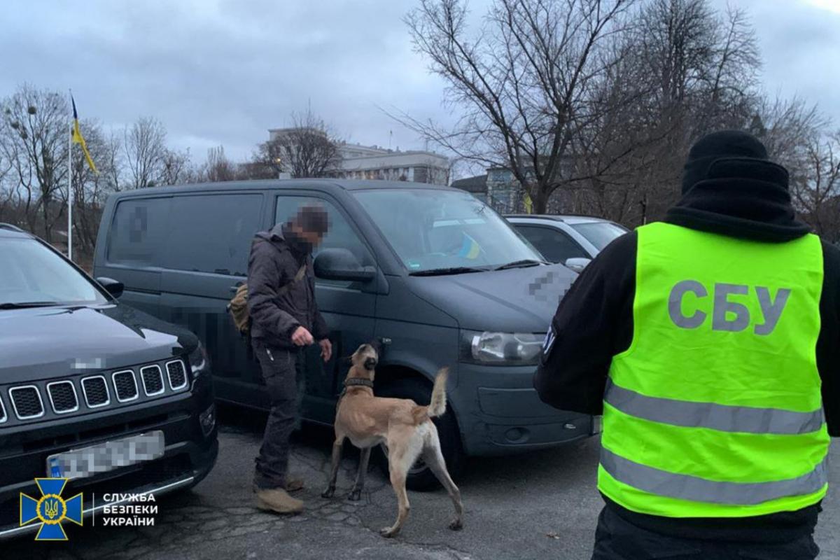 Перевірка автомобілів працівниками СБУ у Києві / фото СБУ Перевірка автомобілів працівниками СБУ у Києві / фото СБУ