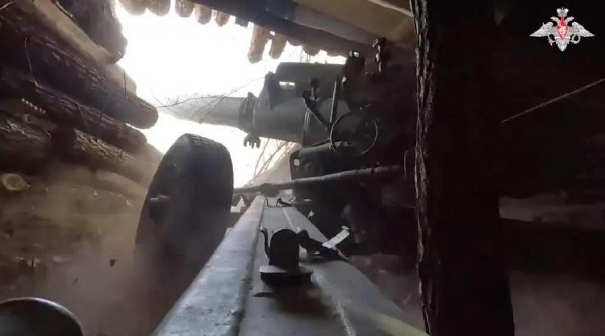 Д-74 являє собою радянську буксовану гармату корпусної артилерії періоду 1950-х / скріншот з відео Міноборони РФ