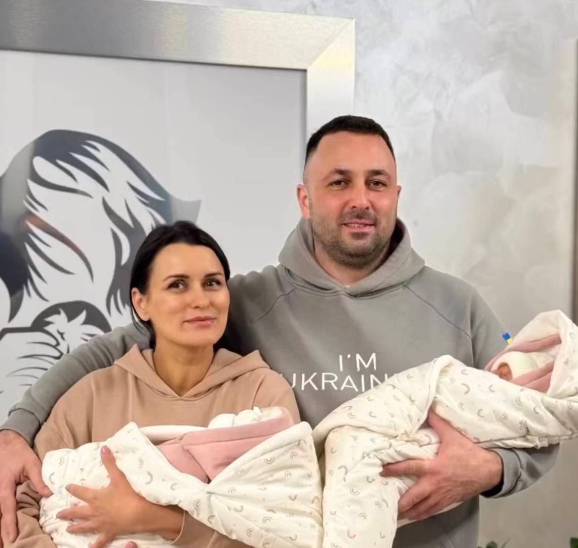 Ліза з чоловіком та доньками / скріншот Instagram Ліза з чоловіком та доньками / скріншот Instagram