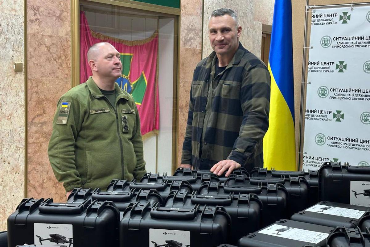 Кличко передал военным партию дронов от киевлян / фото t.me/vitaliy_klitschko Кличко передал военным партию дронов от киевлян / фото t.me/vitaliy_klitschko