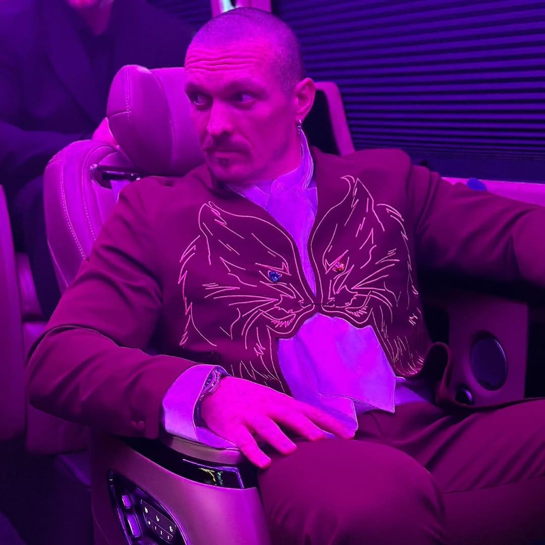 Олександр Усик позує у новому образі / скріншот Instagram Олександр Усик позує у новому образі / скріншот Instagram