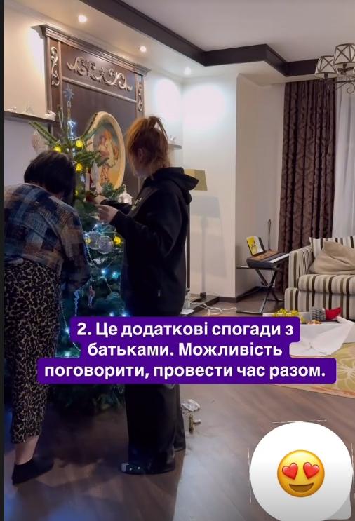 Olya Tsybulska decorates the Christmas tree with her mother / Instagram screenshot