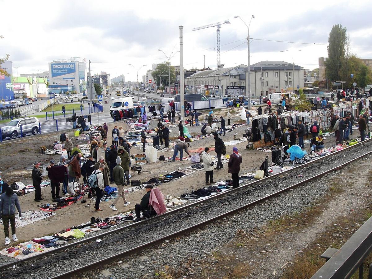 Flea markets can be located in various places that are not very clean and tidy / photo Wikipedia