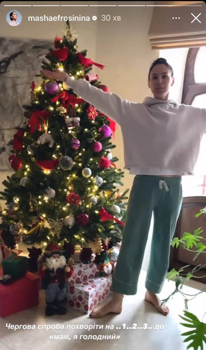 Masha Efrosinina poses near the Christmas tree / Instagram screenshot