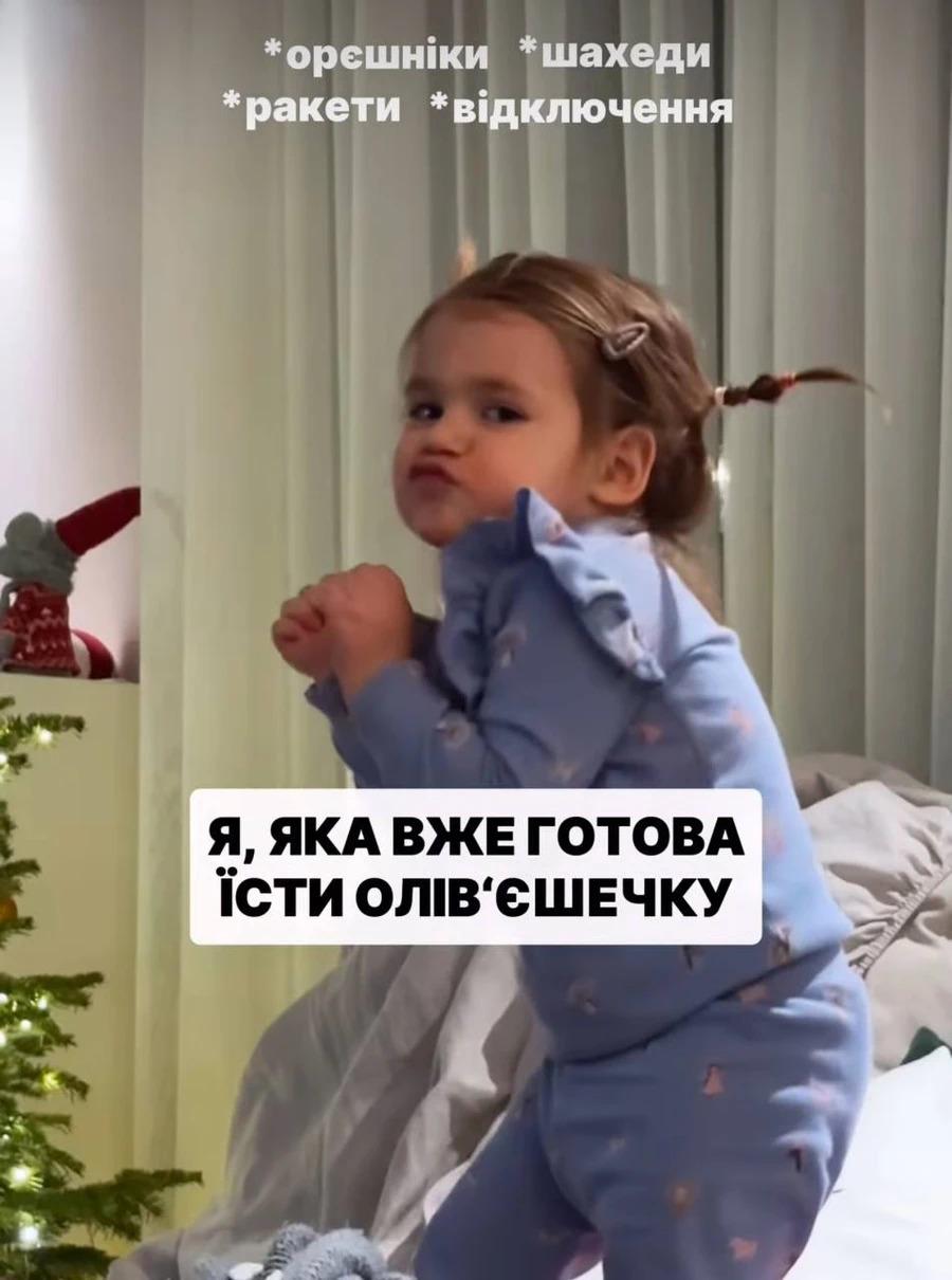 Донька Світлани позує біля ялинки  /  скріншот Instagram