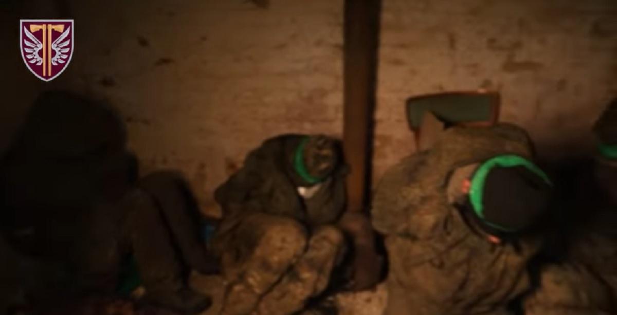 Украинские защитники взяли в плен оккупантов / скриншот из видео Украинские защитники взяли в плен оккупантов / скриншот из видео