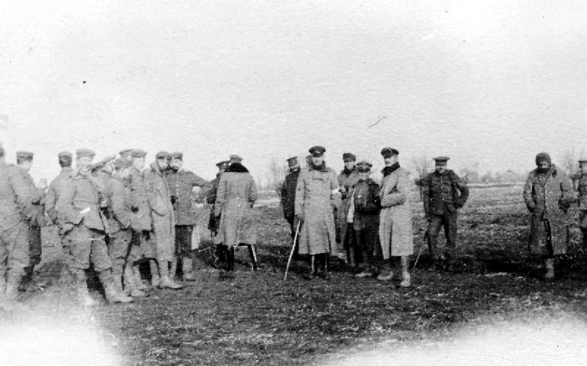 Британські та німецькі солдати "братаються" на фронті під час Різдвяного перемир’я 1914 року / Фото: Вікіпедія Британські та німецькі солдати "братаються" на фронті під час Різдвяного перемир’я 1914 року / Фото: Вікіпедія