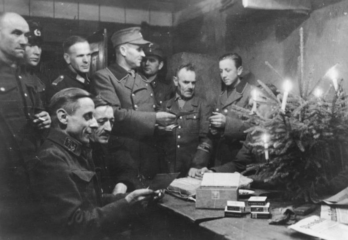 "Правильна" арійська ялинка у вояків Volkssturm у бомбосховищі 1944 року – без прикрас, але зі свічками (факели, свічки та полум’я у будь-якому вигляді нацисти поважали) / Фото: Вікіпедія "Правильна" арійська ялинка у вояків Volkssturm у бомбосховищі 1944 року – без прикрас, але зі свічками (факели, свічки та полум’я у будь-якому вигляді нацисти поважали) / Фото: Вікіпедія