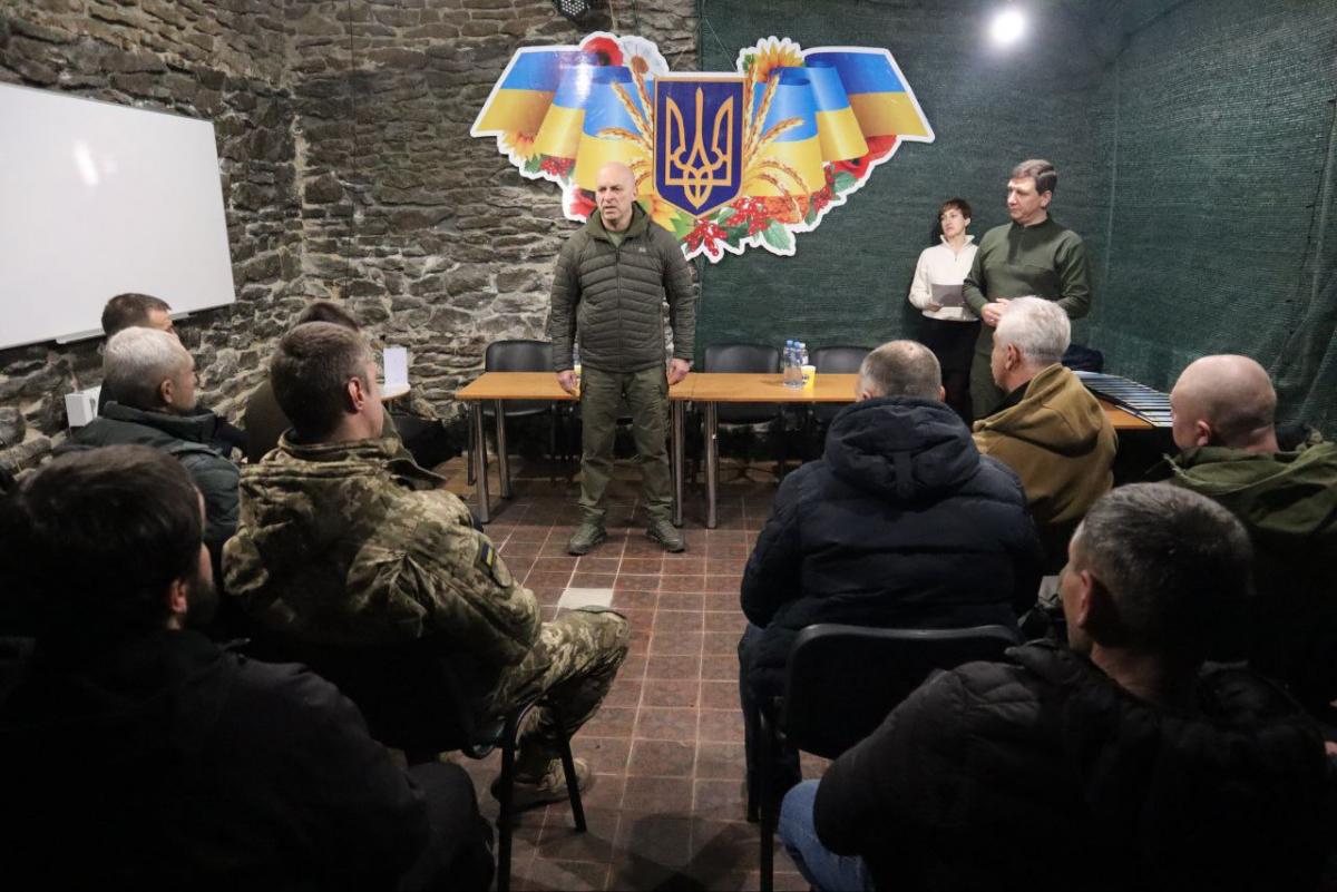 Працівники Метінвесту отримали 'Знаки пошани' за зведення фортифікацій на Донеччині Працівники Метінвесту отримали 'Знаки пошани' за зведення фортифікацій на Донеччині